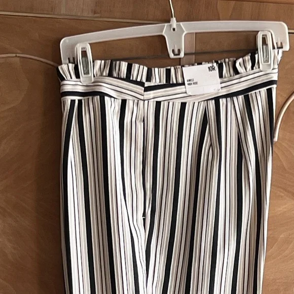 Express NEW ankle, high rise, ruffled waist, 10R pant - Picture 3 of 16